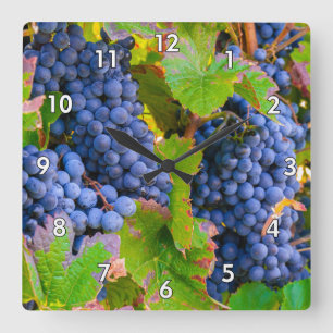Reloj Cuadrado Uvas en un vino