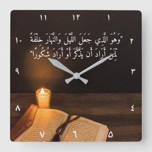 Reloj Cuadrado Vela y Quran con la gota en sitio oscuro