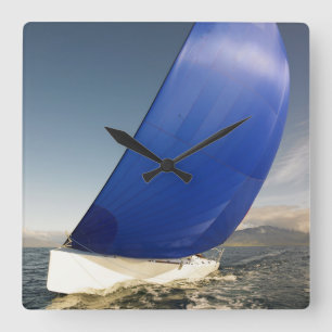 Reloj Cuadrado Velero que inclina en viento