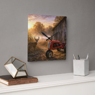 Reloj Cuadrado Venado de cola blanca y tractor vintage en niebla