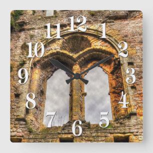 Reloj Cuadrado Ventana del castillo de Chepstow medieval en Gales