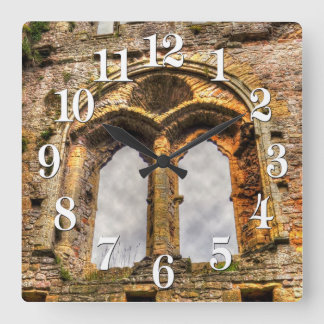 Reloj Cuadrado Ventana del castillo de Chepstow medieval en Gales