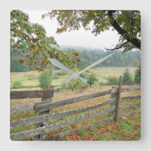 Reloj Cuadrado Vieja Valla En Una Granja