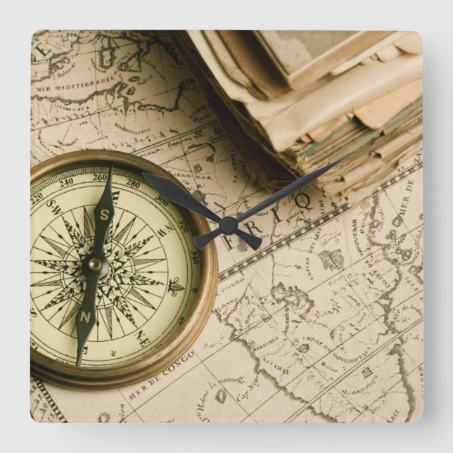 Reloj Cuadrado Viejo compás sobre mapa antiguo (Anverso)