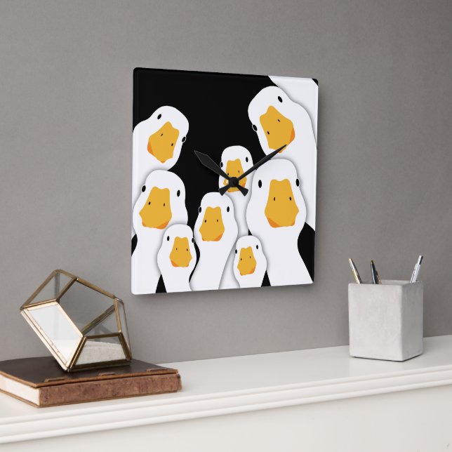 Reloj Cuadrado Vigilancia espeluznante: Monitoreo en Geese desde  (Oficina)