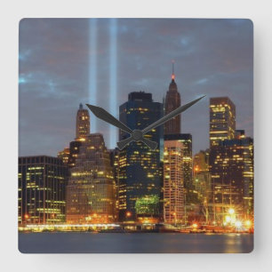 Reloj Cuadrado Vista aérea de la ciudad de noche.