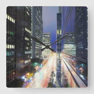 Reloj Cuadrado Vista de los edificios de oficina del distrito