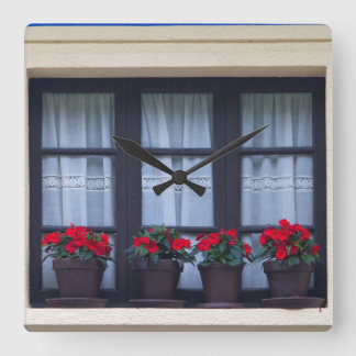 Reloj Cuadrado Viviendas con flores en ventanas