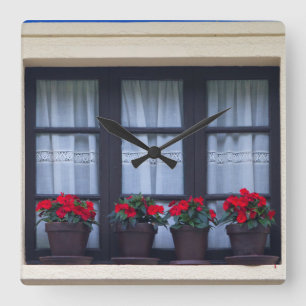Reloj Cuadrado Viviendas residenciales con flores en ventanas