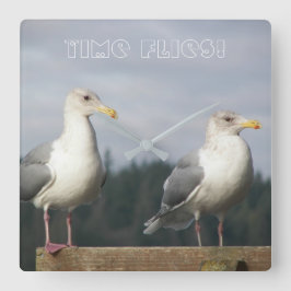 Reloj Cuadrado Vuelos horarios posando la foto de las gaviotas
