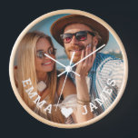 Reloj Cute Love Heart Photo Parples Nombres personalizad<br><div class="desc">Cute Love Heart Photo Couples Personalized Names Clocks incluye tu foto favorita con un corazón de amor y personalizada con tus nombres en escritura blanca moderna. Personalice editando el texto en el cuadro de texto proporcionado y agregando su propia imagen. Los regalos perfectos para parejas, novias, esposas, enamorados y más...</div>