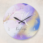 Reloj de acrílico de pared<br><div class="desc">Personaliza fácilmente este estilo glamoroso de pintura de acuarela lila abstracta y el fondo falso de pulverización dorada con tus detalles personalizados.</div>