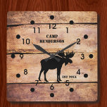 Reloj de acrílico estilo plank estilo rústico Moos<br><div class="desc">Personalice este diseño rústico de reloj de pared con su propio texto. El reloj de pared acrílico está impreso en un patrón de estilo de tablón de aspecto de cedro acentuado con un alce de silueta negra. Se adaptaría especialmente a cualquier cabaña de montaña, alojamiento en campamentos de caza o...</div>