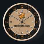Reloj de baloncesto<br><div class="desc">Reloj de pared de baloncesto con indicadores de 12 y 24 horas y marcas de 60 minutos. Personalice esta gran idea de regalo con el nombre de su aficionado favorito al baloncesto.</div>