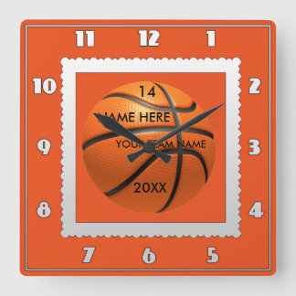 Reloj de baloncesto blanco y naranja con nombre de