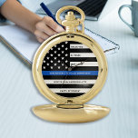 Reloj De Bolsillo Bandera de la Línea Azul delgada personalizada de<br><div class="desc">Celebra y muestra tu agradecimiento a un destacado oficial de policía con este reloj de bolsillo de la policía de retiro delgado de la línea azul o aniversario - diseño de la bandera estadounidense con colores de la bandera de la policía en un diseño moderno negro y azul. Perfecto para...</div>