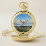 Reloj De Bolsillo Bella fotografía de la puesta de sol en la playa v<br><div class="desc">Este pintoresco reloj de bolsillo fotográfico de playa con números blancos de Destin Florida presenta la suntuosa puesta de sol rosa y naranja tocando suavemente las olas del océano sobre la arena y el césped marino. Disfrute de la preciosa playa desde su lugar de vacaciones favorito o su ciudad natal....</div>