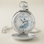 Reloj De Bolsillo Blue Peacock Leaf Vine Personalizado Pocket Watch<br><div class="desc">Personalice un regalo único para sus Groomsmen con un reloj de bolsillo personalizado con hoja de pavo real azul. El diseño de Watch presenta un fondo gris claro con un pavo real azul vibrante con un embellecimiento de una vid de hoja. Personalice con el nombre del novio. También hay artículos...</div>