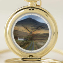 Cabaña y montaña en la isla de Mull, Escocia