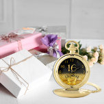 Reloj De Bolsillo Dulce 16 cumpleaños dorado negro nombre elegante<br><div class="desc">Elegante, clásico, glamuroso y femenino. Una imitación de un arco de color dorado y una cinta con un purpurina dorado y brillo, un poco de ostentación y lujo para un regalo de cumpleaños o un placer. Fondo negro. Plantillas para su nombre, y edad 16. El nombre está escrito con una...</div>