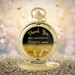 Reloj De Bolsillo El arco dorado negro de retiro gracias<br><div class="desc">Elegante,  clásico,  glamuroso y femenino. Un regalo para una compañera jubilada Un falso arco de color dorado y cinta adhesiva. Fondo negro. Con el texto: Gracias,  plantillas para un nombre y un nombre de empresa.</div>
