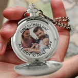 Reloj De Bolsillo Foto personalizada del Día del Padre Primero<br><div class="desc">Mirador de bolsillo de fotos con texto personalizado completamente editable y tu foto favorita. El texto actual dice "Día del primer padre como papi a [nombre[ ・ 20###" y puedes personalizar esto como quieras. Un encantador obsequio por cualquier ocasión y desempeño como reloj de pulsera o regalo de anuncio de...</div>