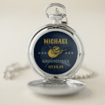 Reloj De Bolsillo Gorra de Cowboy Occidental Elegante Groomsmen Pers<br><div class="desc">Regalos personalizados para padrinos con temática de vaquero occidental. Decorada con gorra de vaquero con letra occidental vintage. El texto y el color de fondo son editables utilizando la herramienta de diseño para que se ajuste a su ocasión. Obtén este regalo de personalizar para boda, despedida de soltero, fiesta de...</div>
