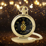 Reloj De Bolsillo Guión del nombre de la piña de oro negro<br><div class="desc">Elegante y moderno piña de imitación dorada sobre un fondo negro de moda. Minimalista. Plantilla para su nombre,  letras curvadas doradas. El nombre está escrito con un guión de estilo moderno con letras a mano. Números dorados de 8 a 4.</div>