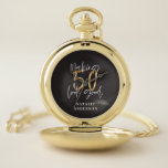 Reloj De Bolsillo Haciendo que 50 parezca buena celebración de cumpl<br><div class="desc">Celebra tu cumpleaños número 50 con este efecto negro,  blanco y dorado de 50 y un fabuloso diseño de cumpleaños. Diseño moderno con texto de guión y gráficos en negrita. Cambie el color al personalizar. Parte de una colección.</div>