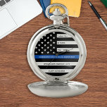 Reloj De Bolsillo Jubilación de la policía personalizada de la Línea<br><div class="desc">Celebra y muestra tu agradecimiento a un destacado oficial de policía con este reloj de bolsillo de la policía de retiro delgado de la línea azul o aniversario - diseño de la bandera estadounidense con colores de la bandera de la policía en un diseño moderno negro y azul. Perfecto para...</div>