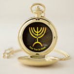 Reloj De Bolsillo Llama de Menorah<br><div class="desc">Una representación digital del menorah siete-ramificado judío (hebreo: מְנוֹרָה). El menorah siete-ramificado, usado en el santuario portátil puesto por Moses en el desierto y más adelante en el templo en Jerusalén, ha sido un símbolo del judaísmo desde épocas antiguas y es el emblema en el escudo de armas del estado...</div>