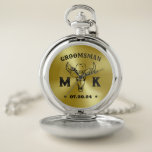 Reloj De Bolsillo Monogramas personalizados salvajes de Cowboy occid<br><div class="desc">Regalos personalizados para los padrinos con tema de vaquero del oeste. Decorada con gorra de vaquero con letra occidental vintage. El texto y el color son editables utilizando la herramienta de diseño para que se ajuste a su ocasión. Obtén este regalo de personalizar para boda, despedida de soltero, fiesta de...</div>