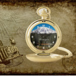 Reloj De Bolsillo Monte Rainier, Washington<br><div class="desc">Clásico y elegante reloj de bolsillo con números blancos que presenta una pintoresca imagen paisajística del nevado Monte Rainier,  la montaña más alta del estado de Washington. Seleccione de oro o plata acabado metalizado.</div>