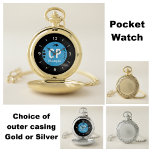 Reloj De Bolsillo Nombre de monograma azul y negro con flecha y punt<br><div class="desc">Personalice este reloj de bolsillo con iniciales y un nombre. También se pueden cambiar las palabras "No llegues tarde". Diseñado en blanco y negro con un círculo azul y una flecha negra</div>