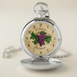 Reloj De Bolsillo Nombre del pergamino del viñedo del vino francés<br><div class="desc">Este reloj de bolsillo tiene un diseño viñedo-inspirado de Francés-mirada del vintage con las uvas púrpuras elegantes en un fondo del pergamino. Utilice las plantillas fáciles para añadir su texto, tal como su nombre en el top, el apellido en la parte inferior, y su año del nacimiento. Usted puede también...</div>