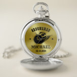 Reloj De Bolsillo Nombre personalizado de Groomsmen, Gorra de Cowboy<br><div class="desc">Regalos personalizados para padrinos con temática de vaquero occidental. Decorada con gorra de vaquero con letra occidental vintage. El texto y el color son editables utilizando la herramienta de diseño para que se ajuste a su ocasión. Obtén este regalo de personalizar para boda, despedida de soltero, fiesta de compromiso o...</div>
