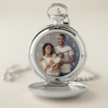 Reloj De Bolsillo Números blancos de foto de familia personalizado<br><div class="desc">Convierte una foto familiar en un tesoro. Este reloj de bolsillo muestra simples sans blancos serif números que rodean el espacio para tu fotografía favorita. Reemplace fácilmente la imagen de ejemplo con la suya propia.</div>