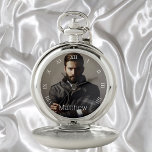 Reloj De Bolsillo Personalizado foto novio marido monograma blanco<br><div class="desc">Plantilla para su propia foto de un amigo,  novio,  hijo o esposo. Plantilla para un nombre o texto,  letras blancas. Un gran regalo de cumpleaños o un placer para él. Números de la cara del reloj blanco de 8 a 4,  números de estilo romano.</div>