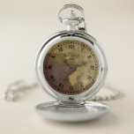 Reloj De Bolsillo Reproducción del vintage de la antigüedad<br><div class="desc">La reproducción del vintage del número romano envejeció el reloj de bolsillo antiguo del cazador. Cree su propio reloj de bolsillo único de la reproducción en oro o plata. Pedazo con clase del tiempo con color de fondo de los números romanos, del monograma, del año y del personalizado. Idea retra...</div>