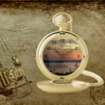 Reloj De Bolsillo Serenity Prayer Naranja Seascape Sunset<br><div class="desc">Clásico y elegante reloj de bolsillo con números negros que presenta una dramática puesta de sol naranja sobre el agua junto con la inspiradora Oración de la Serenidad impresa en texto estilizado y negro. Seleccione de oro o plata acabado metalizado.</div>