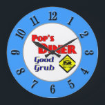 Reloj de cocina azul rojo de la cena del pop<br><div class="desc">Esta cocina dice que el reloj dice "Diner" del Pop buen grub en letras retro rojas y azules con una hamburguesa en amarillo. Los números son negros en una cara exterior azul. Un restaurante retro que anuncia el tema del arte para ti o para tu cocinero de corto orden favorito....</div>