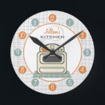 Reloj de cocina personalizado retro<br><div class="desc">Un reloj con un ilustracion de cocina beige retro. Personalice con su nombre el ilustracion.  El reloj muestra números blancos en puntos naranja y azul.</div>