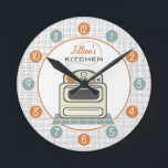 Reloj de cocina personalizado retro<br><div class="desc">Un reloj con un ilustracion de cocina beige retro. Personalice con su nombre el ilustracion.  El reloj muestra números blancos en puntos naranja y azul.</div>