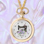 Reloj de collar de la máquina de coser morado flor<br><div class="desc">Este reloj de collares con temática de costura está listo para ser personalizado con su nombre o su moogtsmo. Impreso con una máquina de coser de estilo vintage negro acentuada con un lujoso ramo de flores acuarelas de color lavanda. Simplemente edite el texto del nombre en el botón "personalizarlo". Puedes...</div>