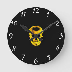 Reloj de cráneo dorado