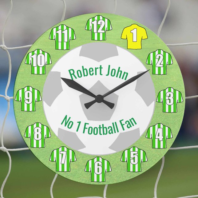 Reloj de fútbol - Camisetas de rayas verdes (Green and white striped football shirts on a clock for number 1 fan)