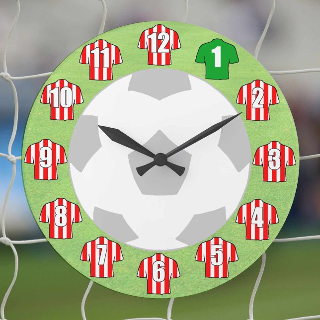 Reloj de fútbol - con Camisetas de rayas rojas y b (Red and white striped football shirts on a wall clock.)