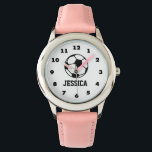 Reloj de fútbol rosa personalizado para chicas<br><div class="desc">Juerguista de fútbol rosado para niños pequeños con nombre impreso personalizado. Relojes de muñeca personalizados para jugadores de fútbol y aficionados. Idea de regalo de cumpleaños para niños y chicas. Disponible en azul, rosa, rojo, etc. Diseño deportivo con placa de marcado numerado. Un equipo muy simpático favorece la idea de...</div>