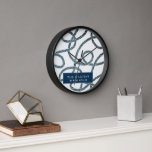 Reloj de la Casa de Playa de la Marina Blanca<br><div class="desc">Este reloj costero de pared de moda tiene un fondo blanco con patrones de cuerda azul marino. Personalízalo para tus necesidades. Perfecto para Beach House,  B&B,  alquiler de vacaciones y Airbnb. Puedes encontrar productos coincidentes en mi tienda.</div>