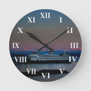 Reloj de la pared del ferry y la luna